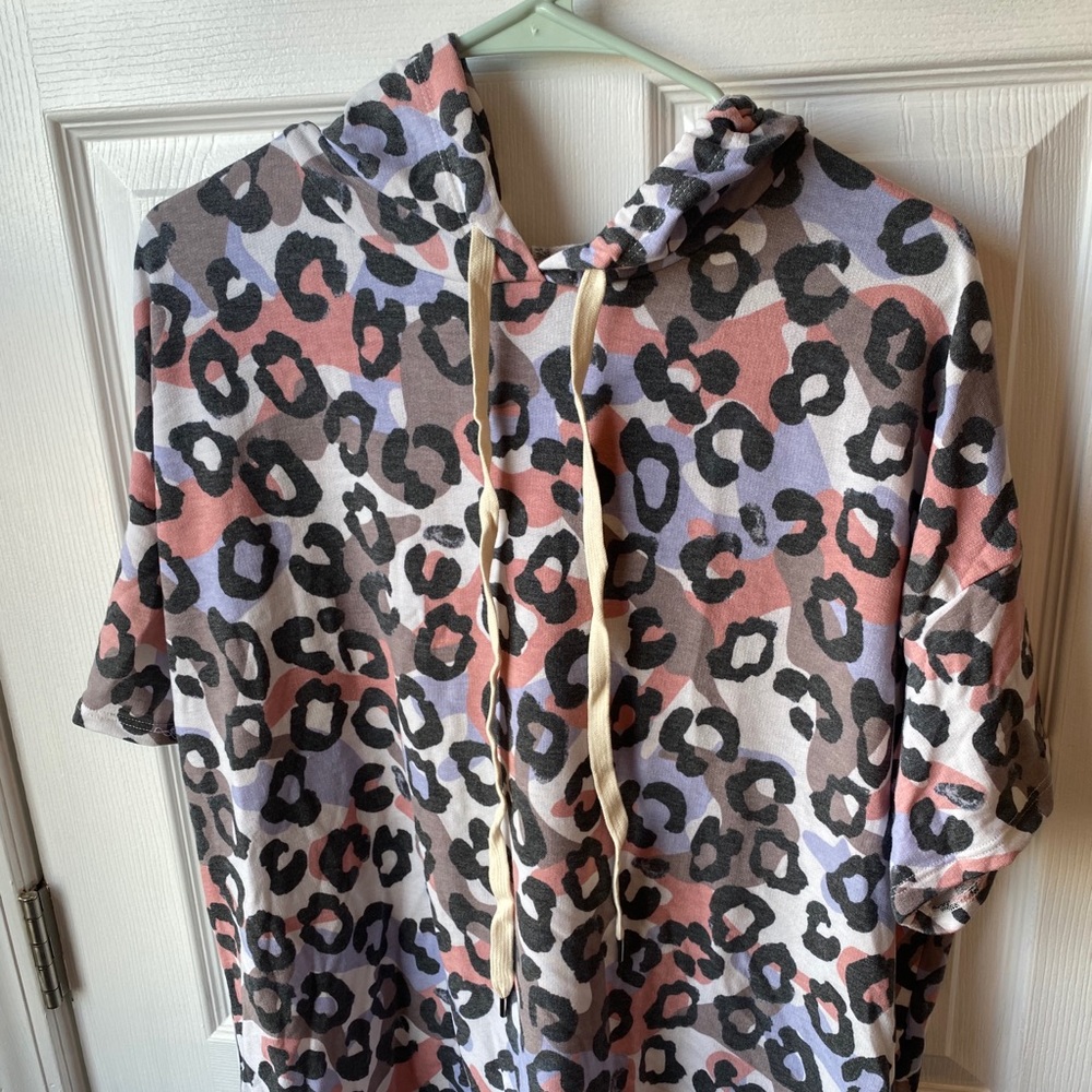 Short-sleeved cheetah print hoodie